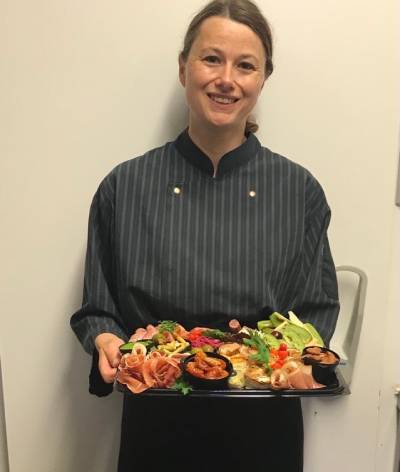 Medarbejder med smørrebrød fra Mesterslagteren i Bjerringbro